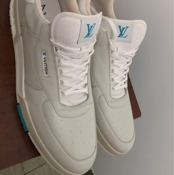 LOUIS VUITTON PARIS AUTHENTIC SNEAKER with the series number VL0230 15. - Picture 7 of 10